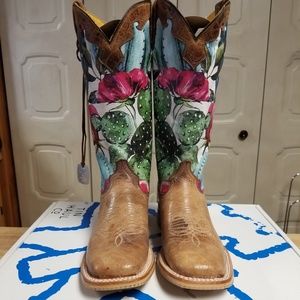 FLASH SALE !!!! NWT- Lookin Sharp TIN Hauls
